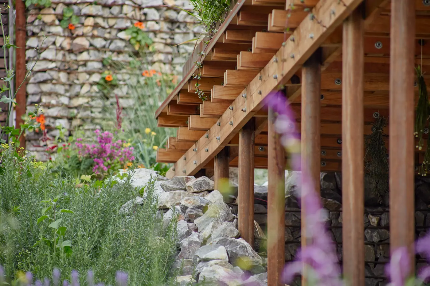 El deck de acero corten sobre el jardín de lavanda