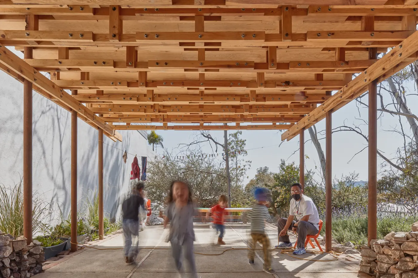 Bajo la estructura de madera, con gente recorriendo el espacio